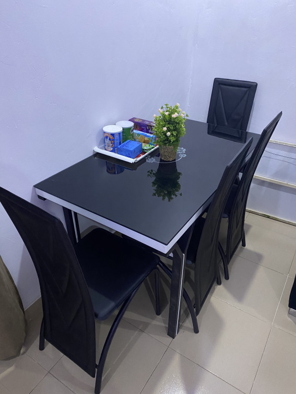 4 Seater Dining set Black & white